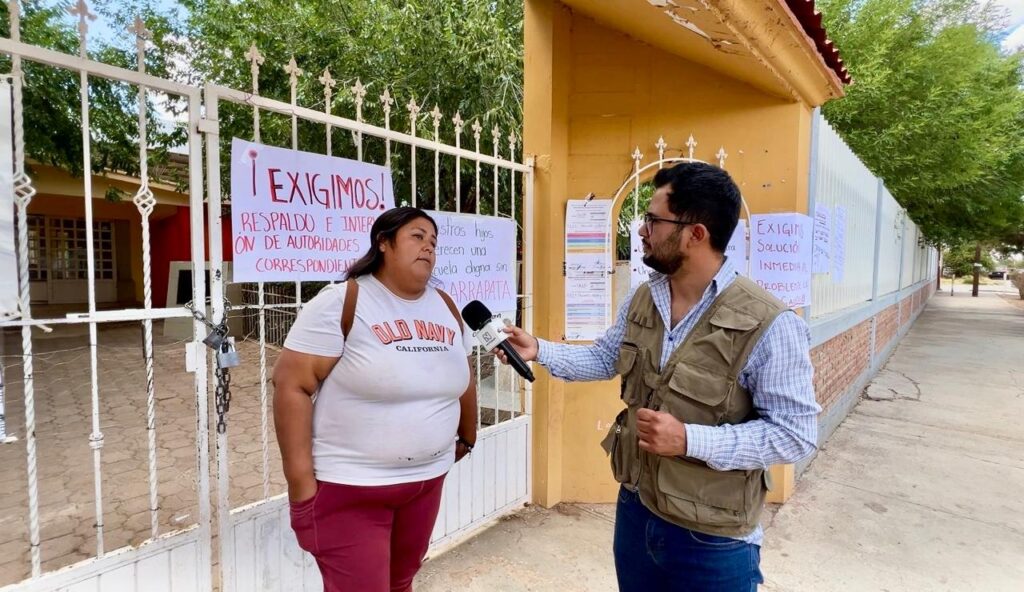 Padres de familia cierran primaria Jesús Agustín Castro por plaga de garrapatas provocada por zopilotes
