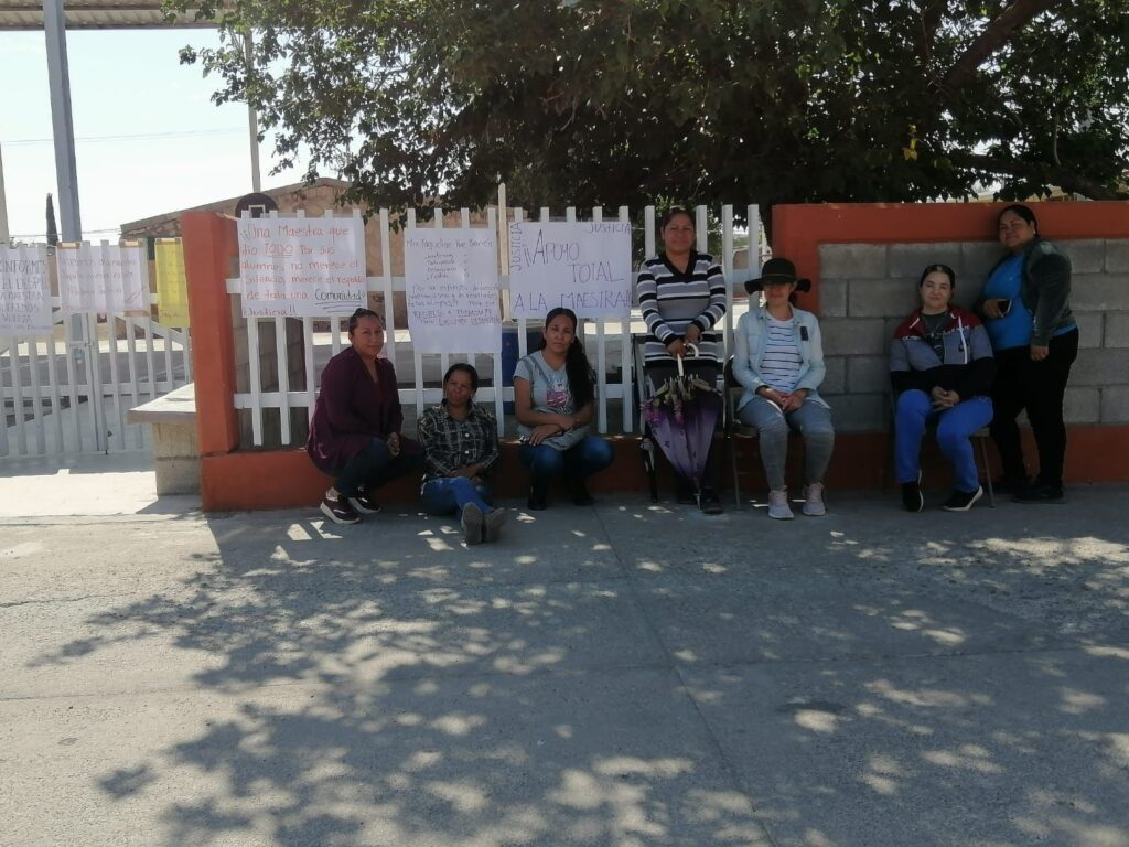 Toman padres de familia escuela en Vaqueteros, piden ya no más robos ni malos manejos por maestros