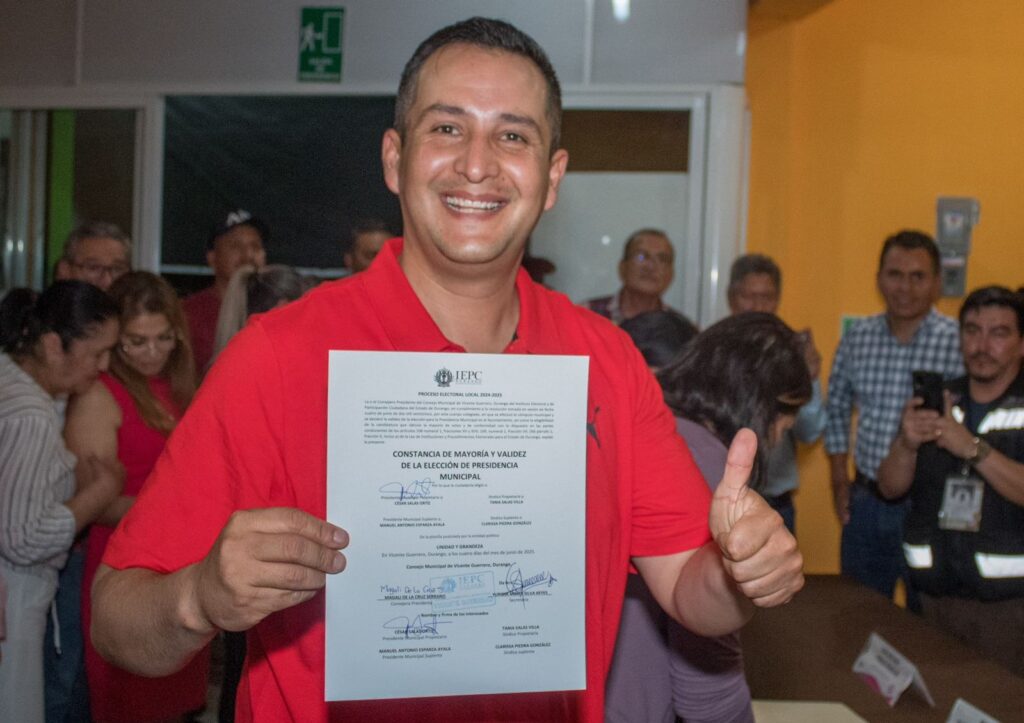 César Salas recibe constancia de mayoría por parte de la junta municipal del IEPC