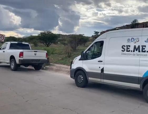 Menor que viajaba en el cofre de camioneta cayó y murió