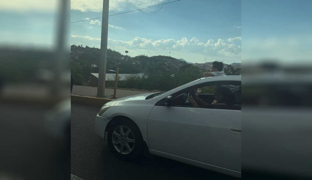 Irresponsabilidad al volante! Menor se asoma por el techo de un auto en pleno Periférico de Parral