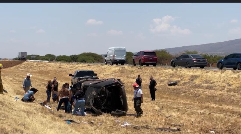 Volcadura de familia de paisanos deja a menor y joven sin vida