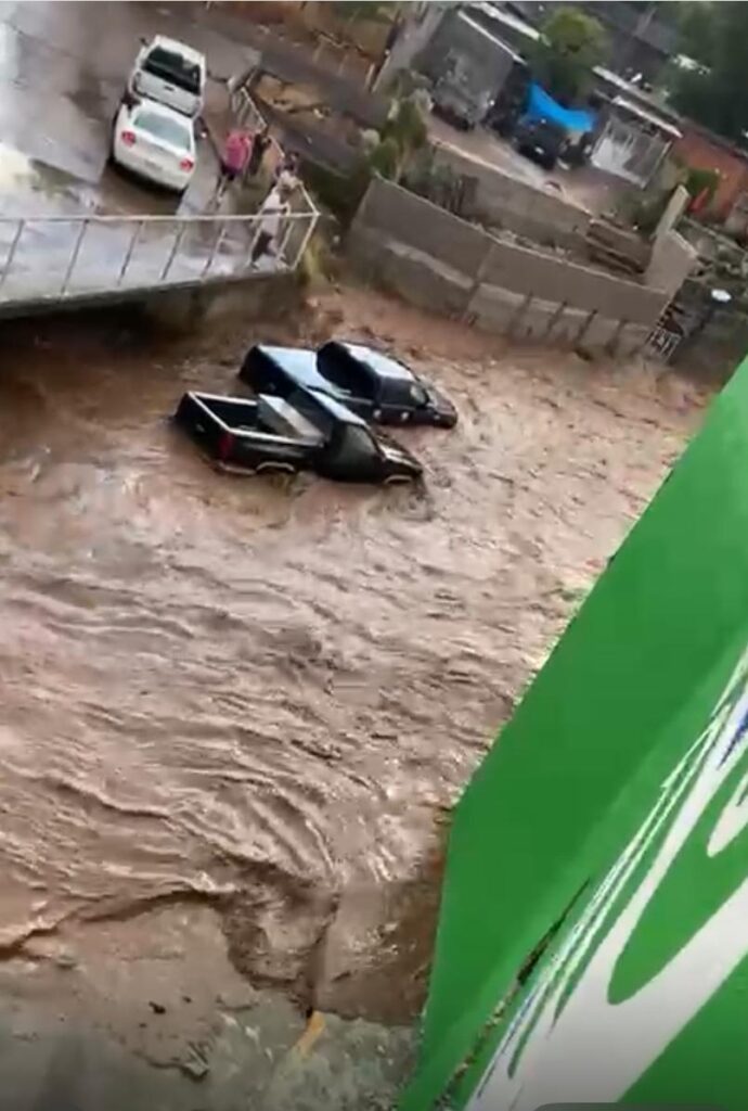 El arroyo arrastró más de 10 vehículos (videos)