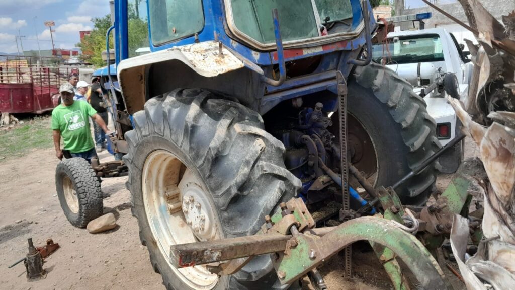 Hombre vio su vida pasar, luego de quedar prensado bajo un Tractor