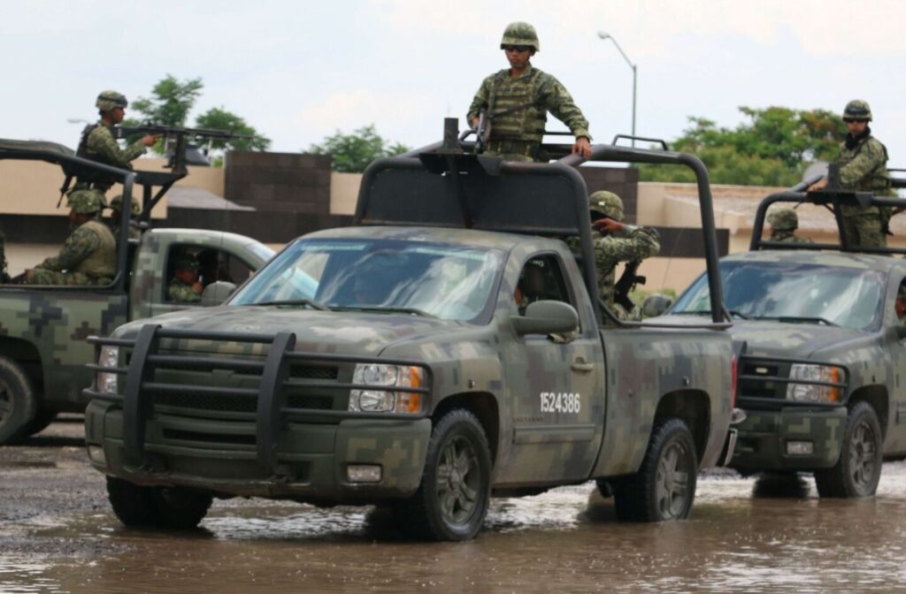 Militares los agarran con arma larga y cargadores