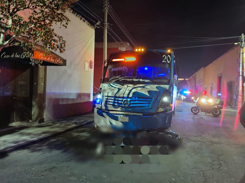 Muere motociclista tras pasarse alto y chocarlo un autobús