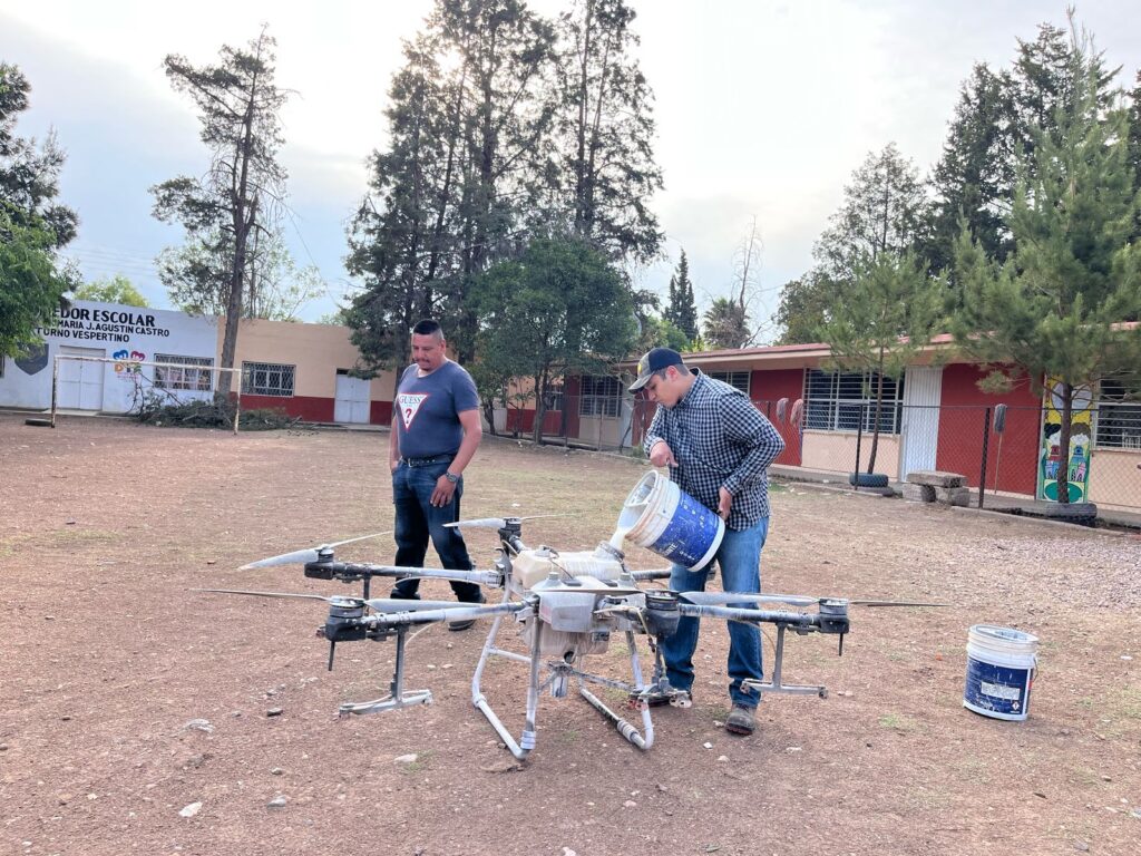Realizan fumigación y poda en escuela Jesús Agustín Castro para atender plaga de garrapatas y focos de insalubridad
