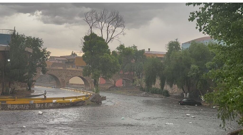 Lluvias en Parral casi atrapan a vehículos en la vialidad del río Carlos Montemayor