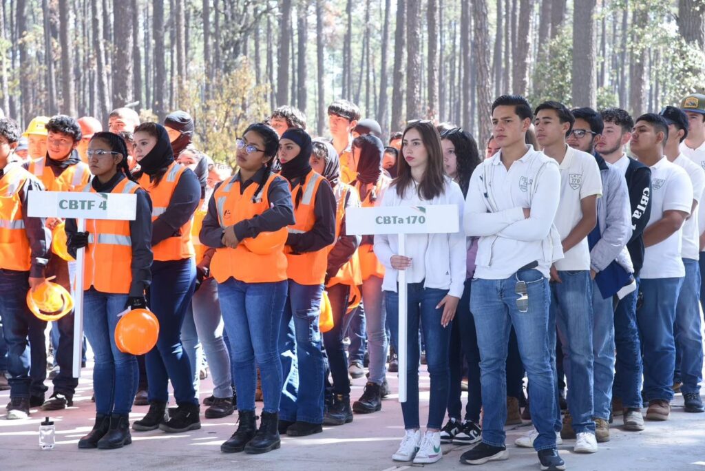 Jóvenes miden su talento forestal en Durango