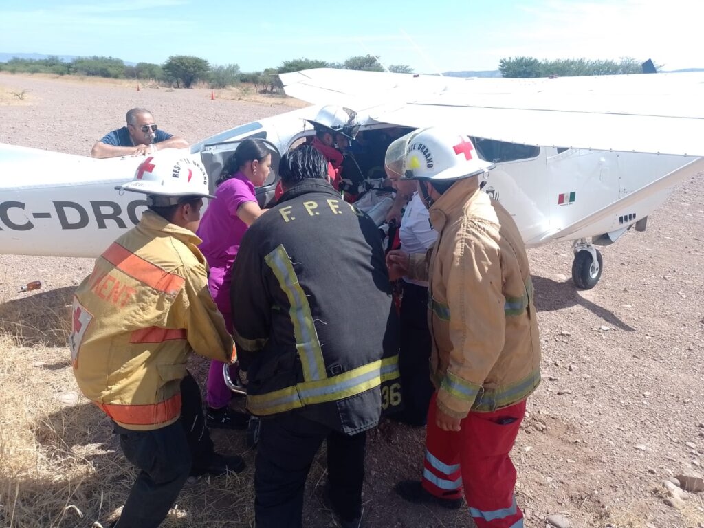 Lo aplastó un pino y en avioneta lo trasladaron a Durango