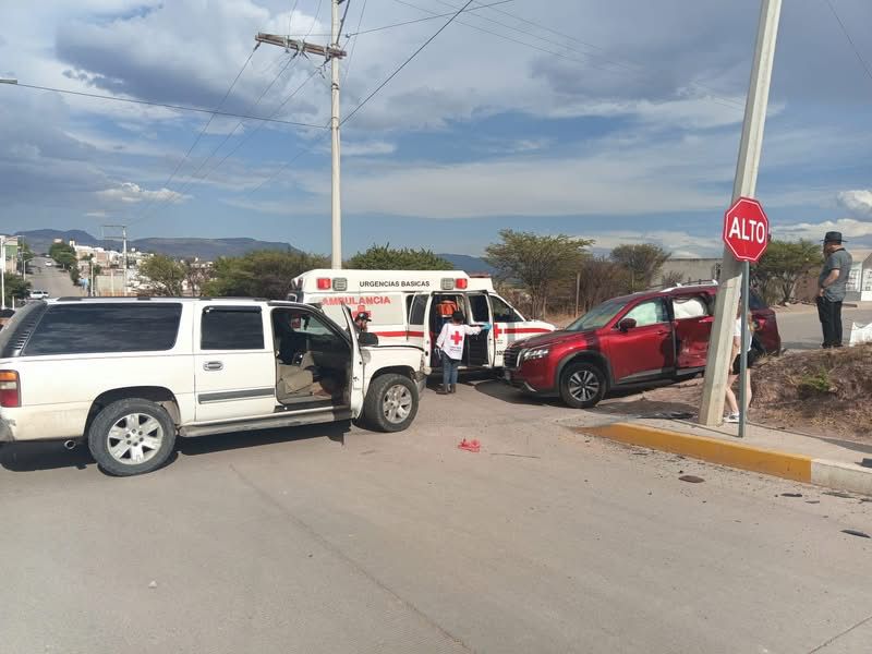 Se registra accidente en conocido crucero en Santiago; deja pérdidas materiales