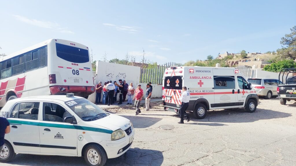 Autobús urbano chocó contra unidad deportiva
