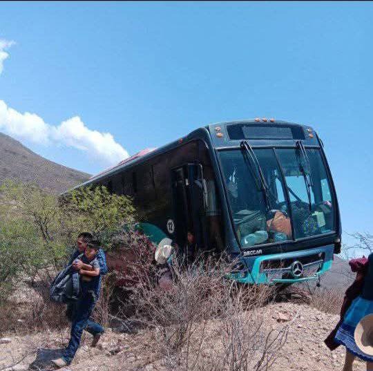 Conductor de autobús sin frenos evita que caiga a voladero