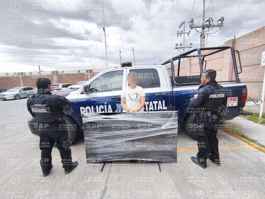 Pareja robó pantalla y el varón escapó al saberse descubierto