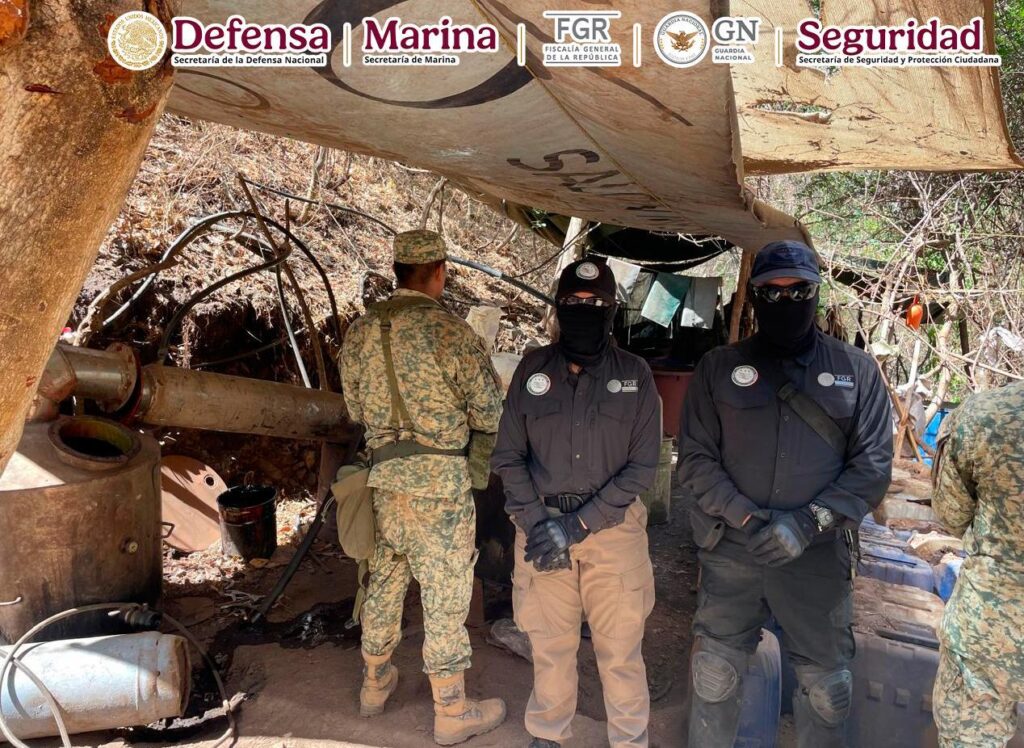 Descubren narcolaboratorio y pista clandestina en Durango