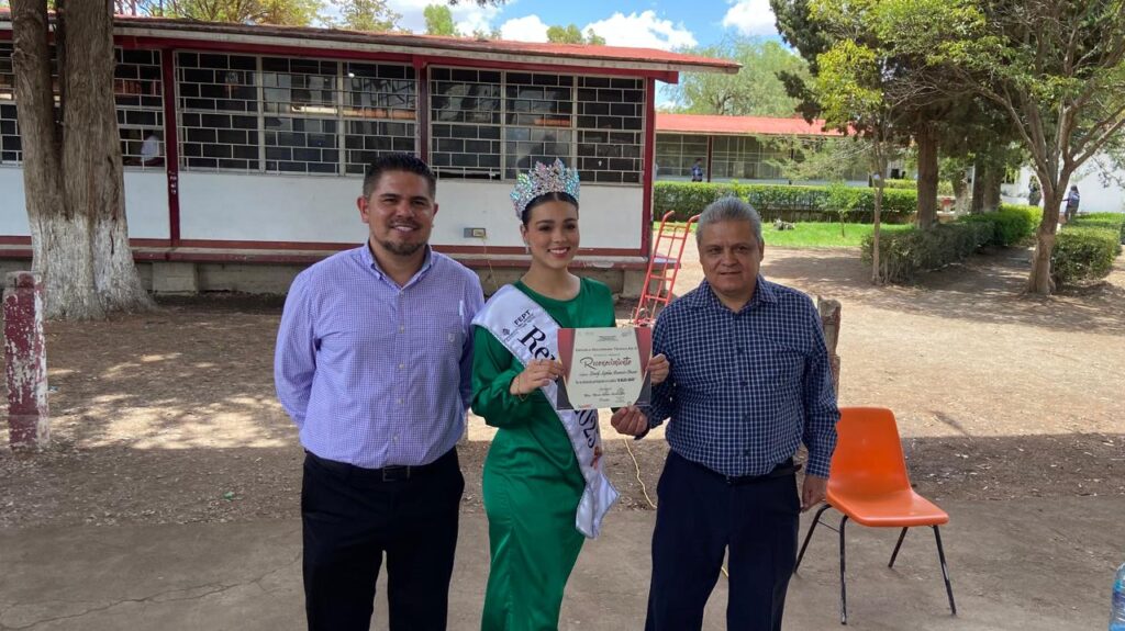 Emily Ascencio, reina de la FENADU 2025 ofrece charla motivacional a alumnas de la Secundaria Técnica No. 8