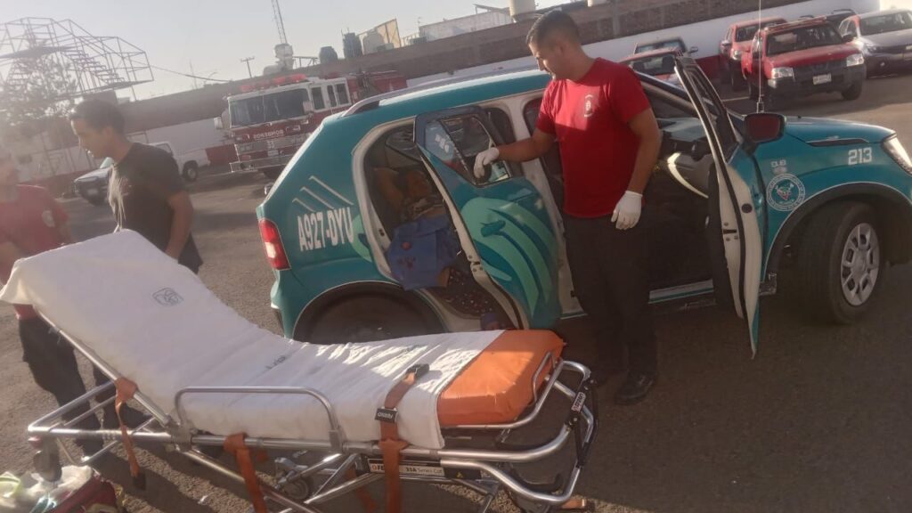 Bomberos ayudan a “aliviarse” a joven mujer