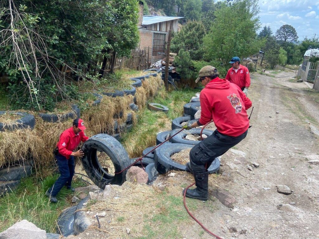 Bomberos desazolvan drenajes para prevenir inundaciones