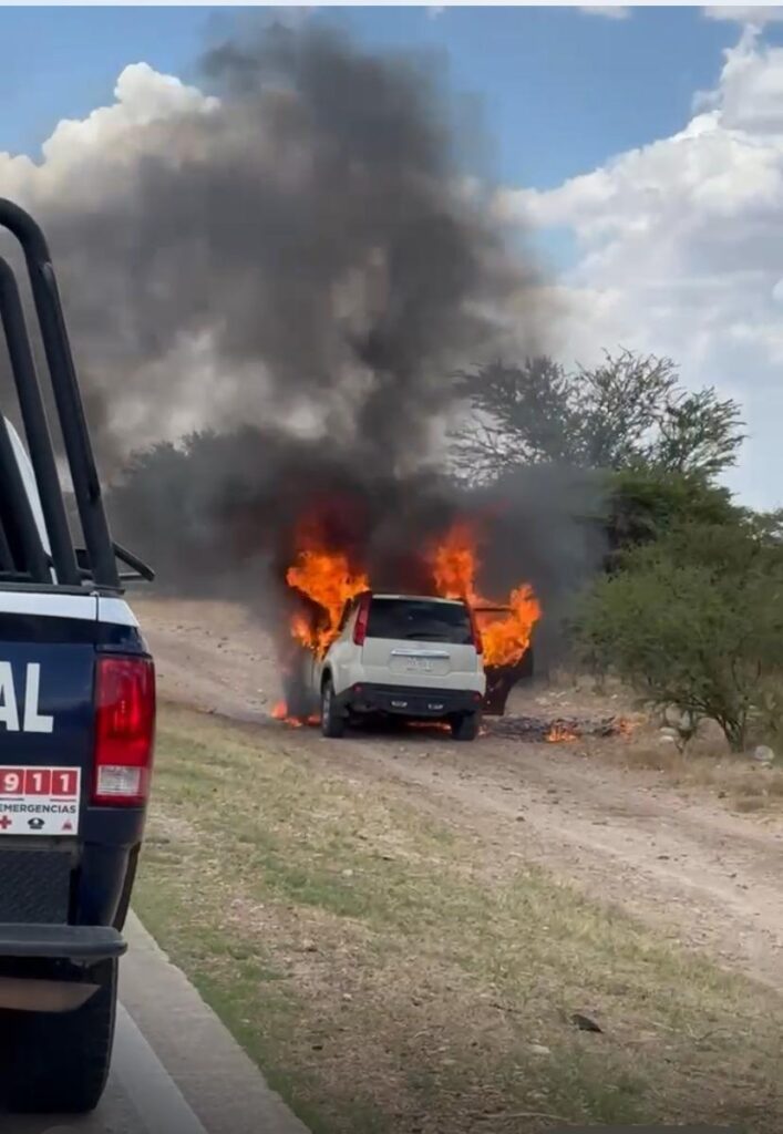 Arde camioneta en plena carretera (videos)