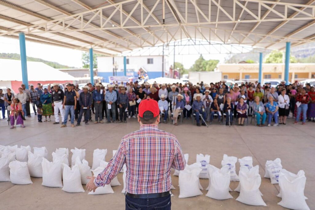 Recorre Arturo Medina la sierra con entrega permanente de apoyos alimentarios