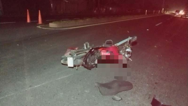 Chocan motociclistas y el Día del Padre muere uno de ellos