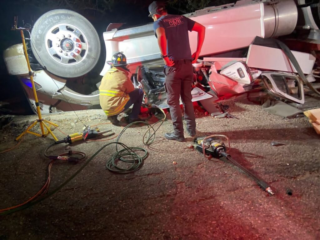 Volcadura en carretera Guanaceví-Tepehuanes pone a prueba equipo de rescate especializado