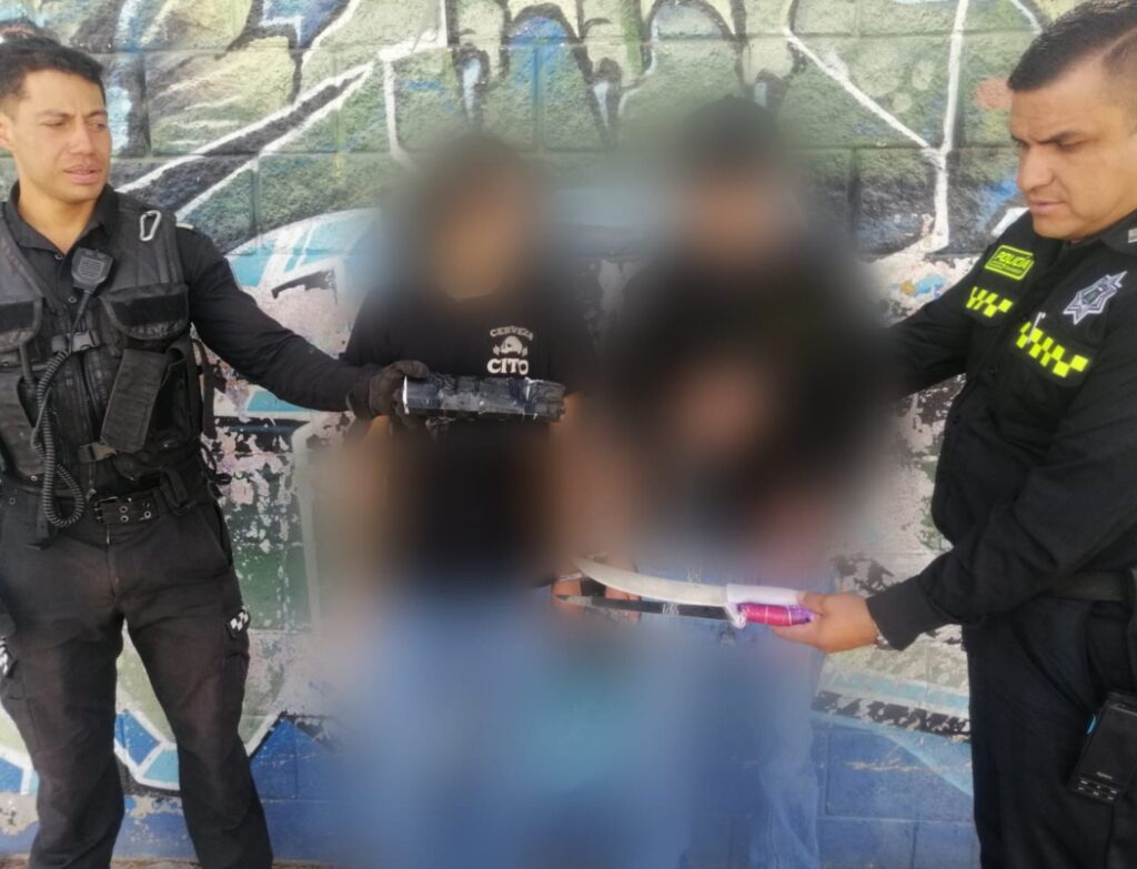 Policías detienen a dos menores con cuchillos
