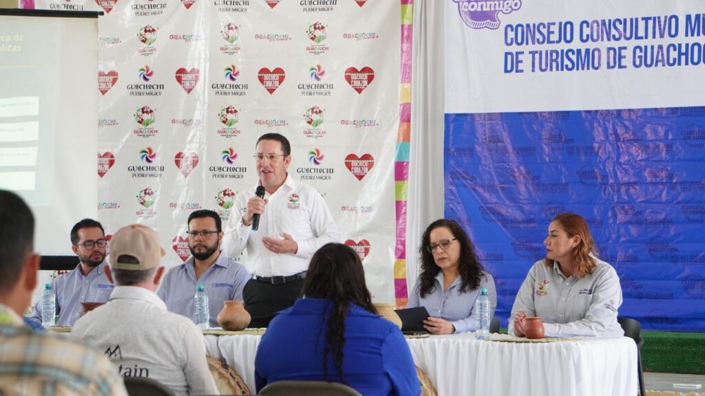 Sesión en Guachochi el Consejo Consultivo Municipal de Turismo, destacando avances y reconocimientos en el sector.