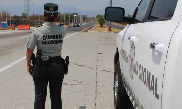 Mujer armada detenida por la GN en Santiago Papasquiaro