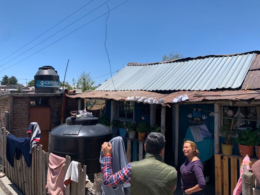 Entregan más de mil tinacos a familias en El Salto
