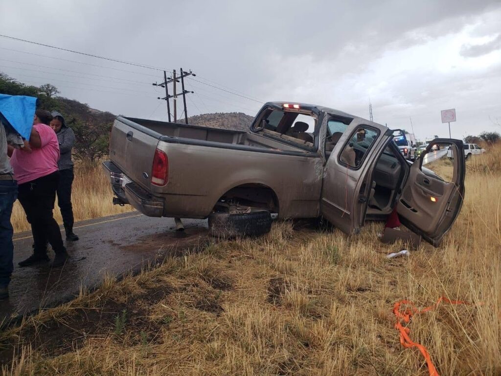 Volcadura en carretera Francisco Zarco deja dos lesionados en Canatlán, Durango