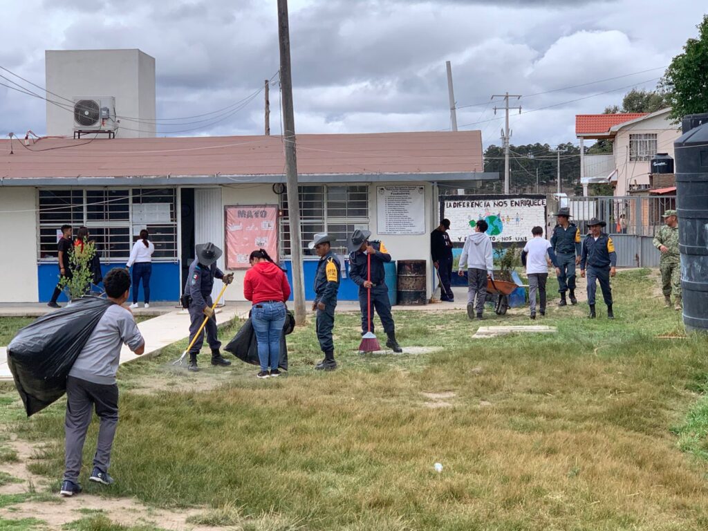 Militares, rurales y padres limpian secundaria