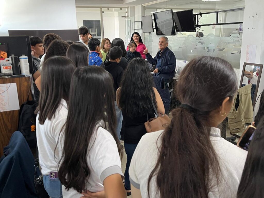 Alumnos y maestros de Guadalupe Victoria visitan Notigram