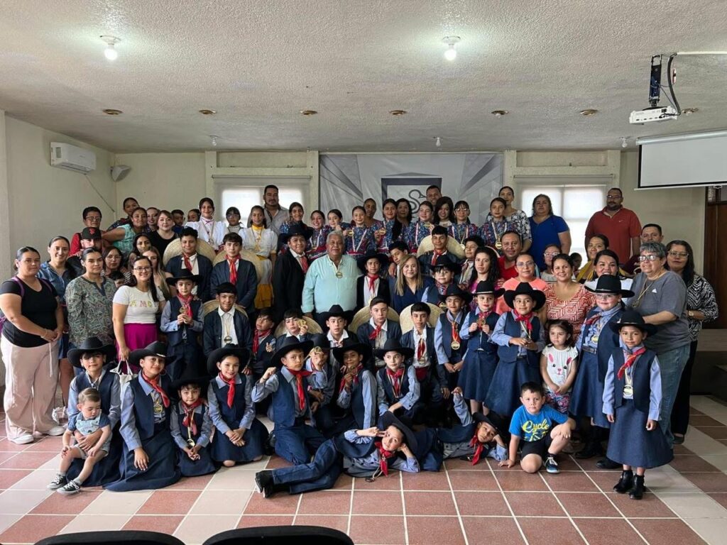 Reconocimiento al talento cultural del grupo de danza «Valle de los Patos» de la Casa de la Cultura de Nuevo Ideal