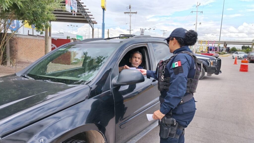Continúa la entrega de volantes informativos sobre reglamentos viales