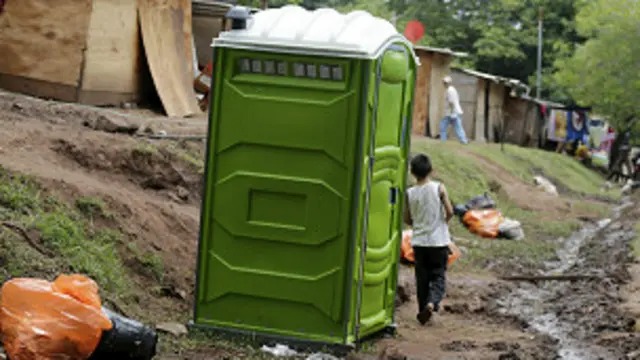 Robaron el baño de un negocio