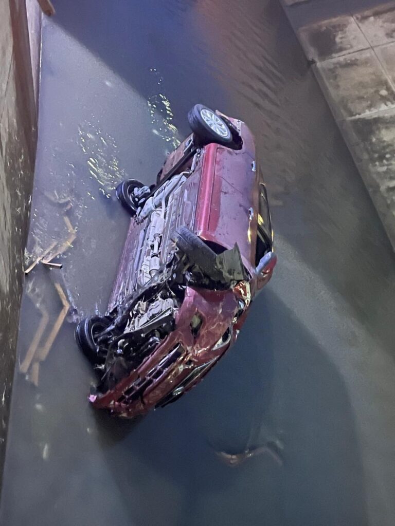 Durmió al conducir auto y despertó en el fondo del canal