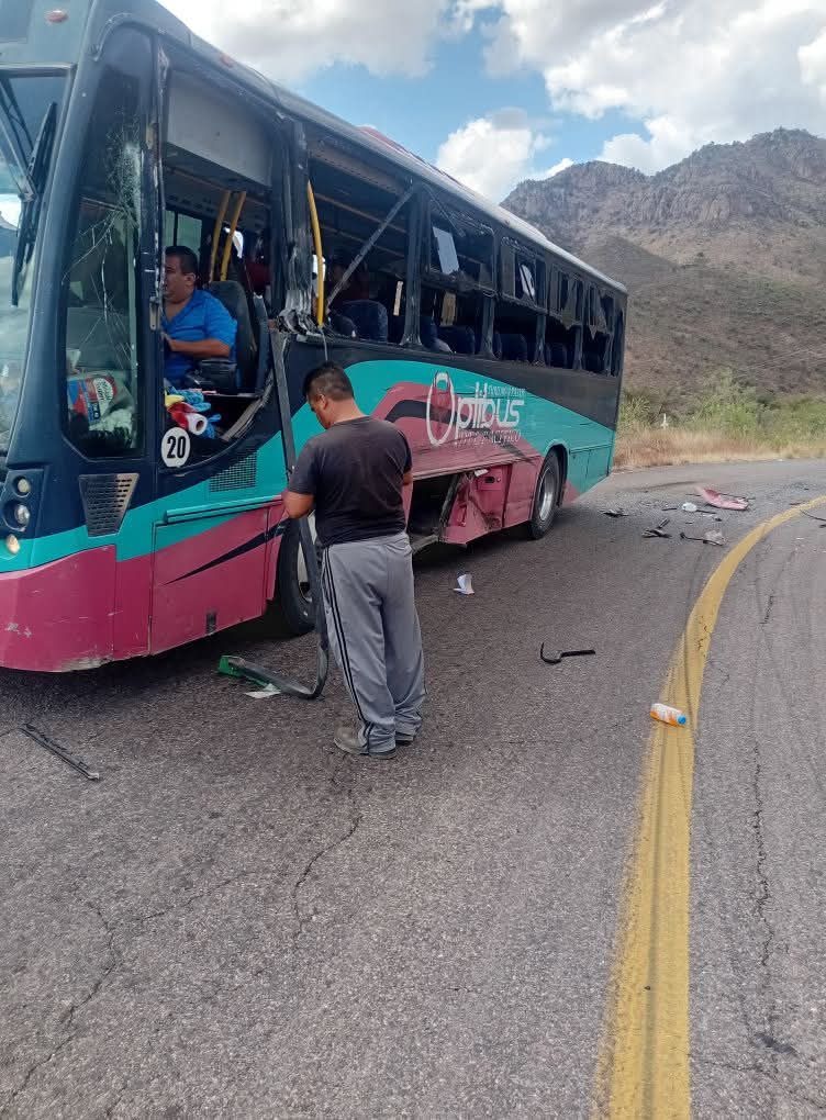 Reportan trágico choque entre autobús y camioneta
