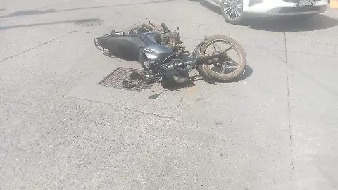 Motociclistas graves al chocarlos camioneta manejada por menor