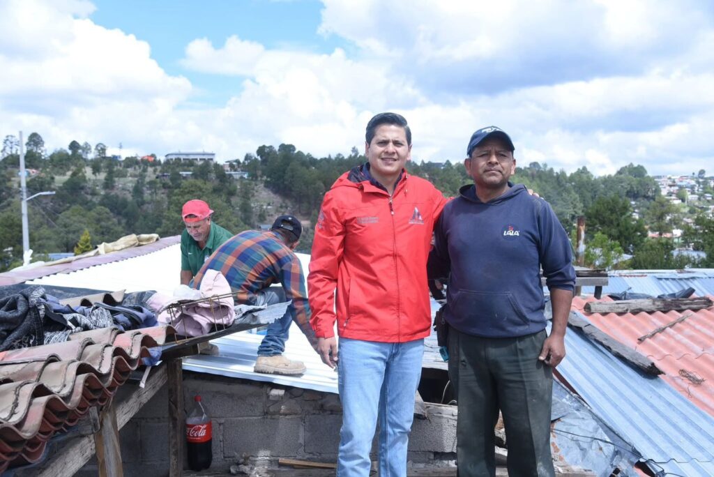 Entregan techos seguros a familias de El Salto