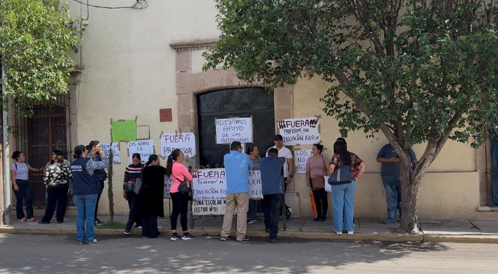 Padres de familia acusan a maestro de agresiones contra alumnos