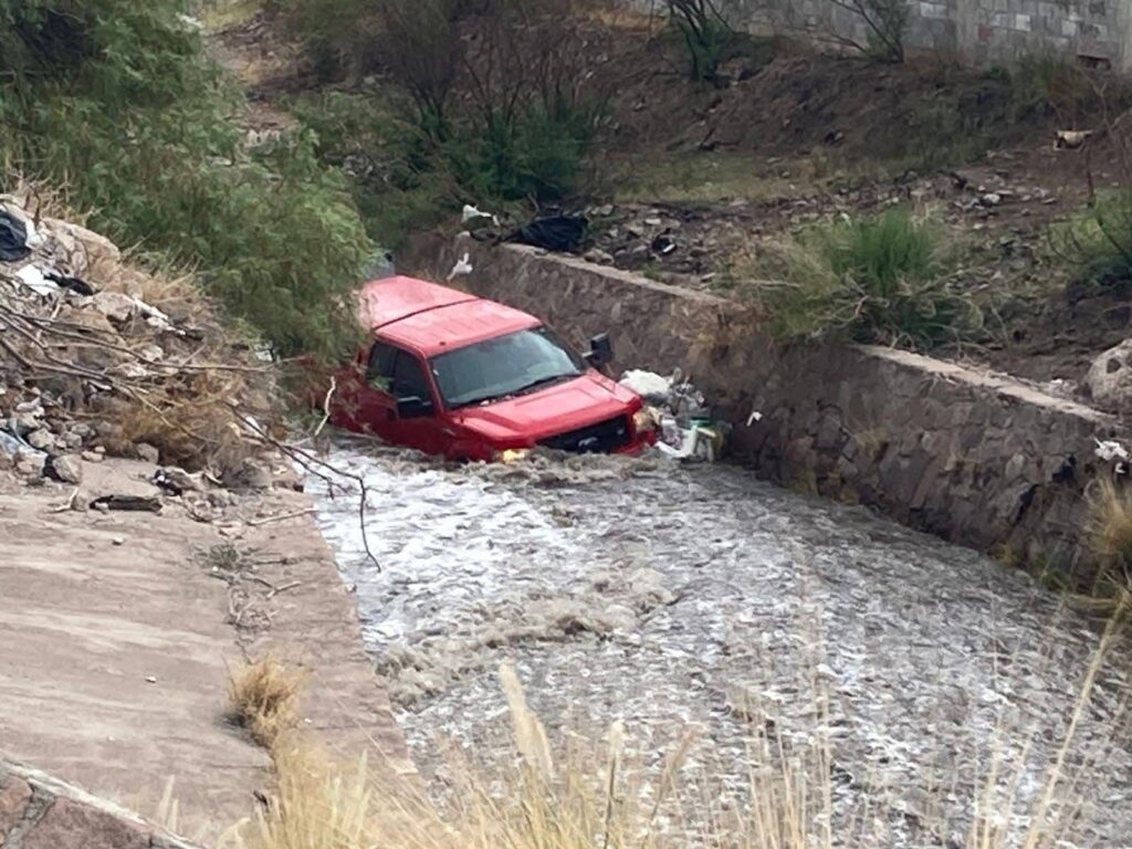 Creciente de arroyo arrastra a un hombre en Chihuahua: fue rescatado
