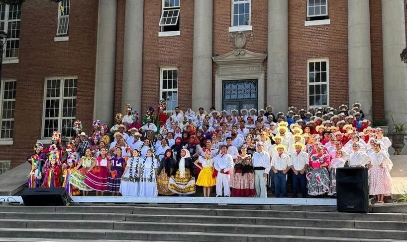 Llevan el orgullo de Chihuahua a Tijuana: niñas representando la etnia rarámuri destacan en presentación de danza
