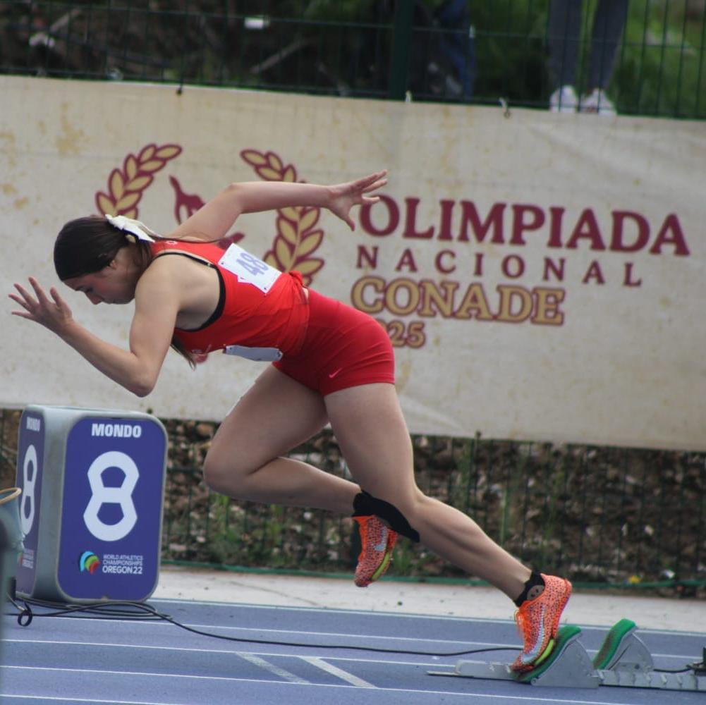 Valeria Valenzuela se cuelga su segunda medalla en atletismo.