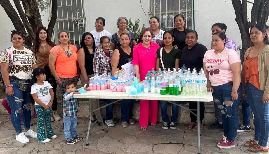 Mujeres reciben curso en creación de productos de limpieza para el hogar