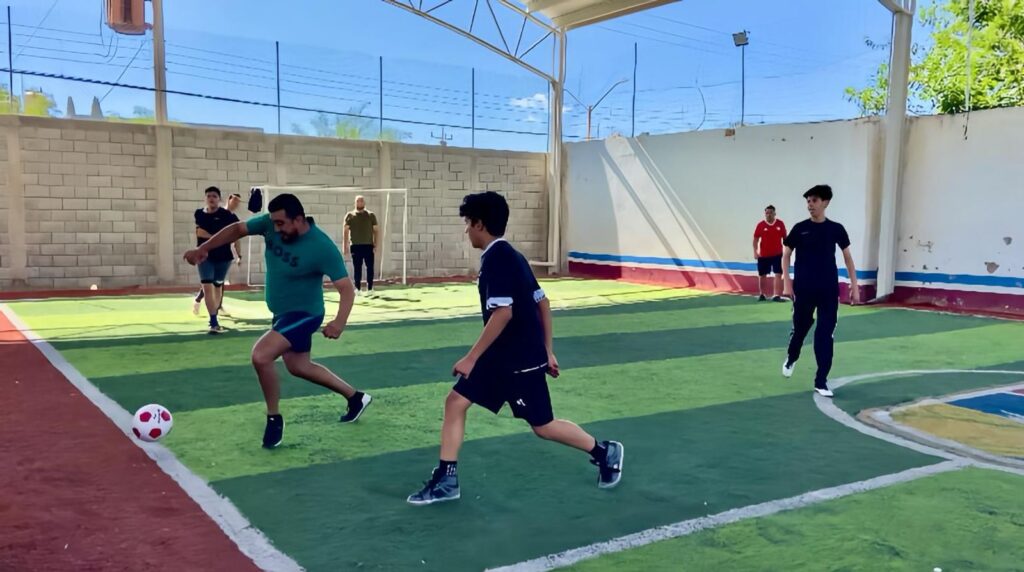 Padres de familia participan en torneo de fútbol organizado por el Colegio Guadalupe Victoria