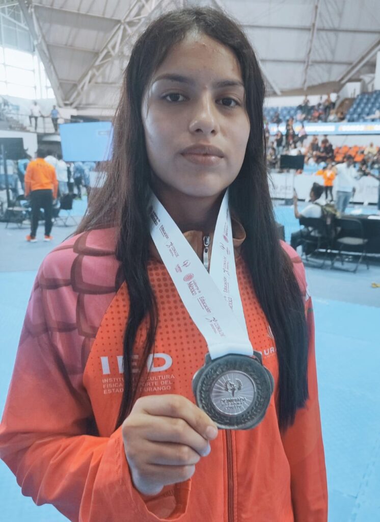 Camila consigue la plata para Durango en TKD dentro de la Olimpiada Nacional.