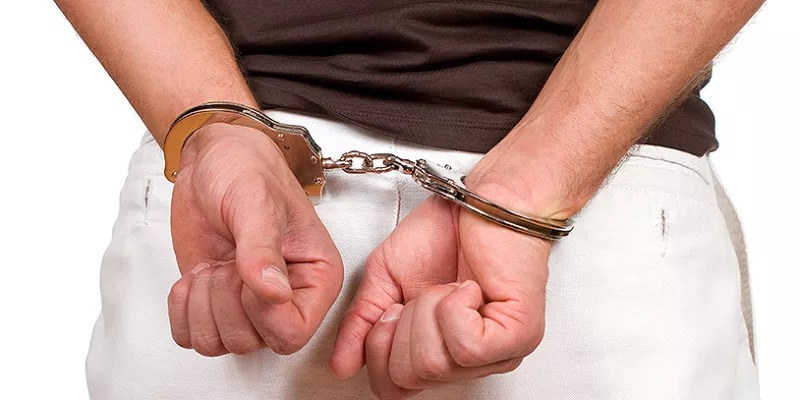 Juez ordena su detención por no dar de comer a sus hijos