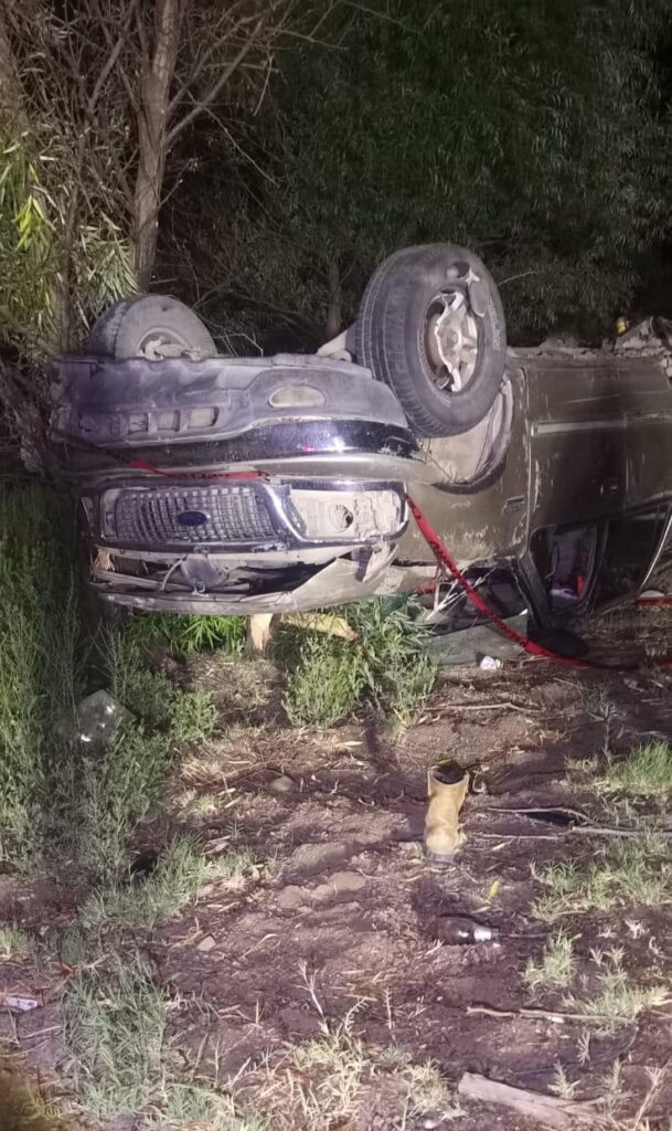 Mueren dos al volcar su vehículo en curva (imágenes)