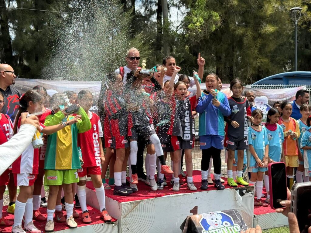 Chicas duranguenses se quedan con el titulo regional del Futbolito Bimbo.